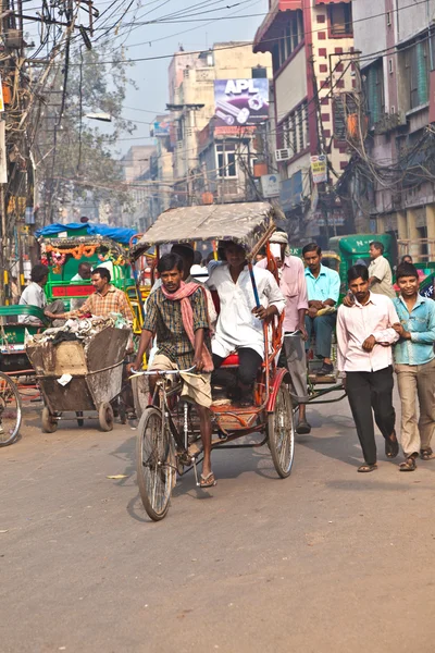 Cycle rickshaw driver with passenger in Chawri Bazar, Delhi earl — Stock Photo, Image