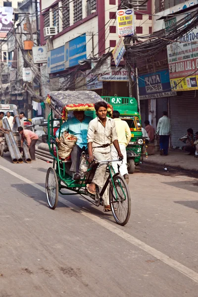 Cycle rickshaw driver with passenger in Chawri Bazar, Delhi earl — Stock Photo, Image