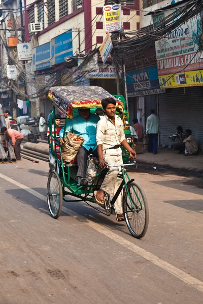 Fahrrad-Rikscha-Fahrer mit Beifahrer im Chawri-Basar, delhi earl — Stockfoto