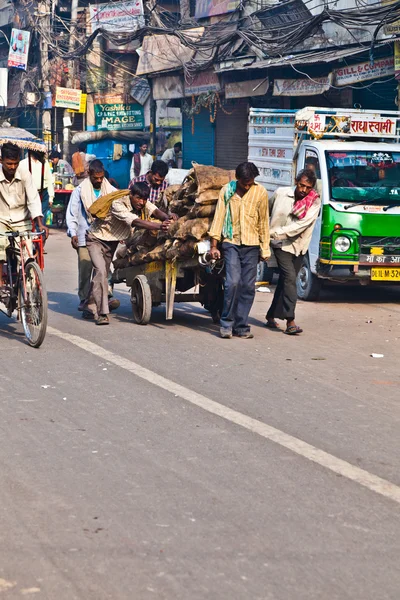 Pushcart trekker in chawri bazar, delhi vroeg in de ochtend — Stockfoto