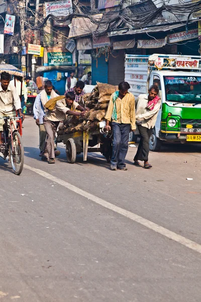 Schubkarrenzieher im Chawri-Basar, Delhi am frühen Morgen — Stockfoto