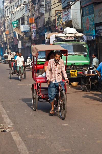 Conductor de rickshaw en bicicleta con pasajero en Chawri Bazar, Delhi earl —  Fotos de Stock