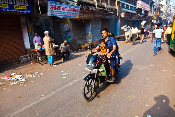 Chawri Bazar is een gespecialiseerde groothandelsmarkt voor messing, koper — Stockfoto