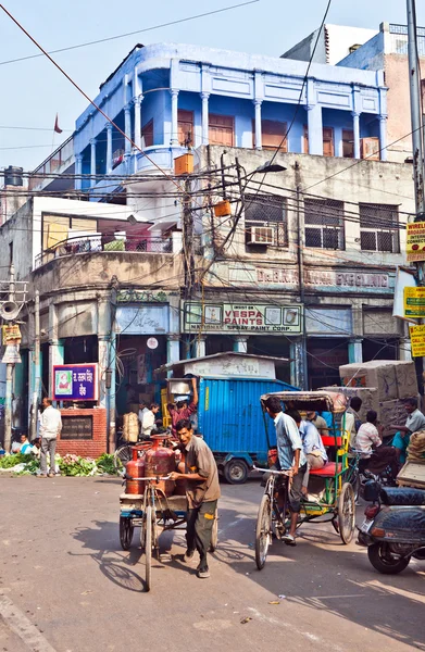 Cyclus riksja chauffeur met belasting in chawri bazar, delhi begin mor — Stockfoto