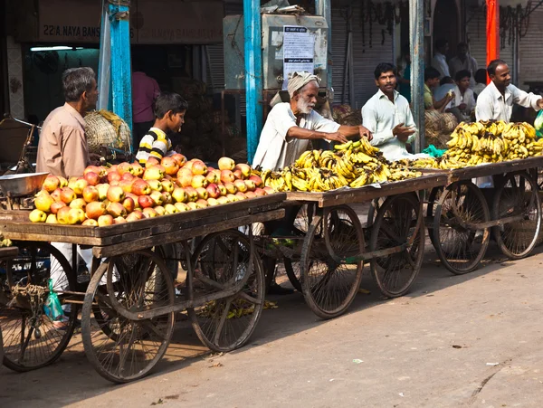 Vender frutas en Chawri Bazar en Delhi, India — Foto de Stock