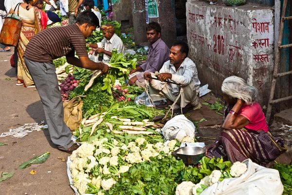 Vender verduras en Chawri Bazar en Delhi, India — Foto de Stock