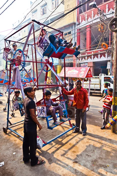 Los niños se divierten en una rueda movida a mano — Foto de Stock