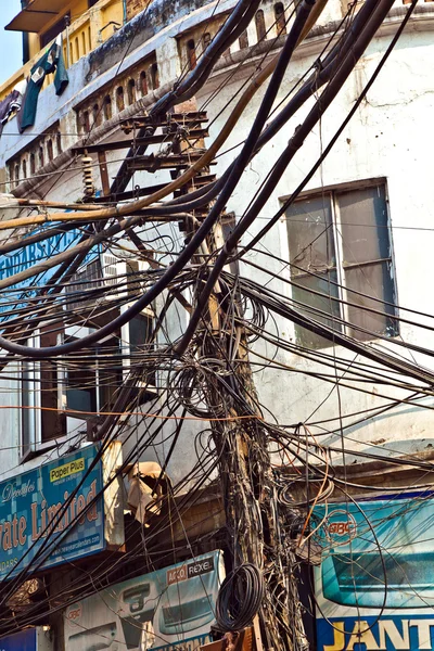 Distribuzione di energia elettrica a Chawri Bazaar nella vecchia Delhi — Foto Stock