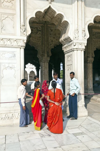 Een Indiase familie en drukte op de hal van publiek — Stockfoto