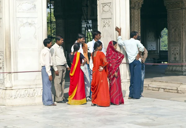 An Indian family and crowds at the Hall of Audience — Stock Photo, Image