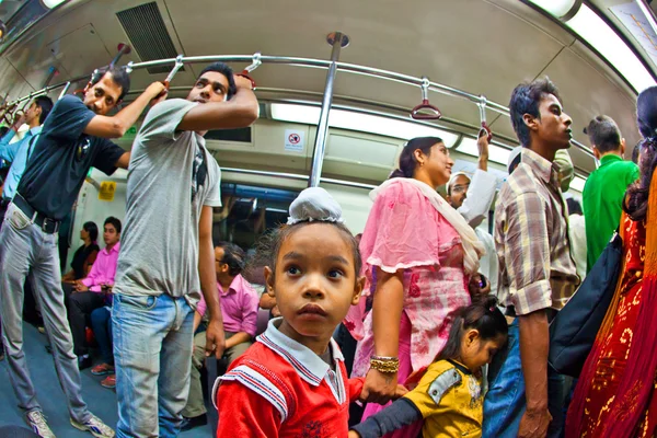 Dans la ligne jaune du métro à Delhi tard dans la soirée — Photo