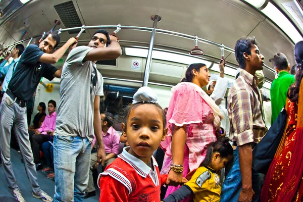 En la línea amarilla del metro en Delhi tarde por la noche —  Fotos de Stock