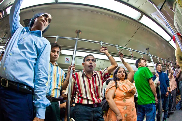 Na linha amarela metro em delhi tarde da noite — Fotografia de Stock