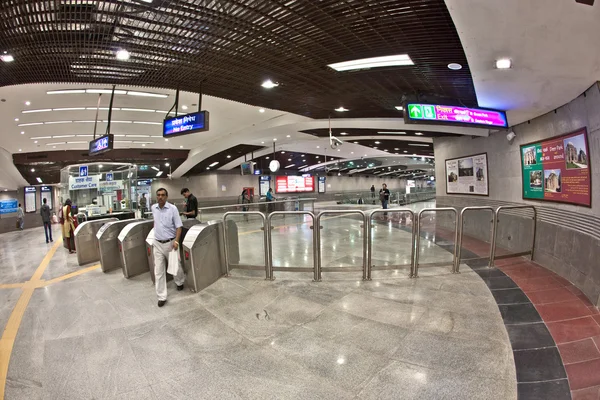 Salir de la estación de metro en Delhi tarde por la noche — Foto de Stock