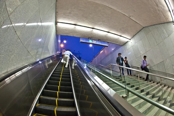 Deixar a estação de metro em delhi tarde da noite — Fotografia de Stock