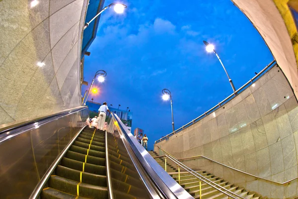 Deixar a estação de metro em delhi tarde da noite — Fotografia de Stock