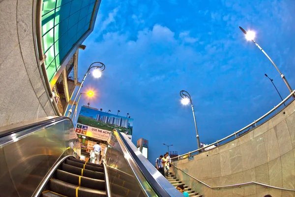 Verlassen Sie die U-Bahn-Station in Delhi am späten Abend — Stockfoto
