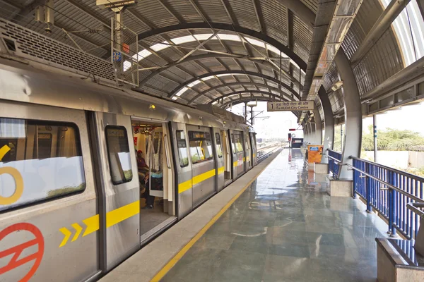 DELHI - 11 NOVEMBRE: passeggeri in fermata metro con arrivo t — Foto Stock