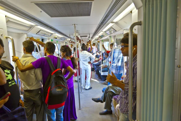 दिल्ली, भारत मेट्रोमध्ये प्रवासी — स्टॉक फोटो, इमेज