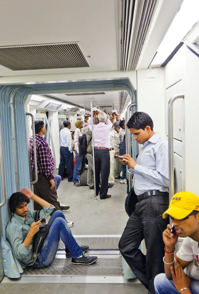 दिल्ली, भारत मेट्रोमध्ये प्रवासी — स्टॉक फोटो, इमेज