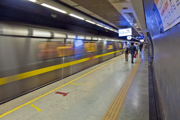 Delhi - novemmer 11: passagiere steigen am novembe aus der metrobahn — Stockfoto