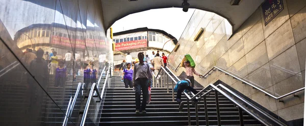 DELHI - NOVEMBRO 11: passageiros que saem do metro Chawri Bazar — Fotografia de Stock