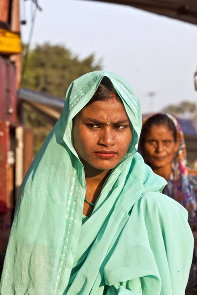 Женщина на базаре Мина в Дели — стоковое фото