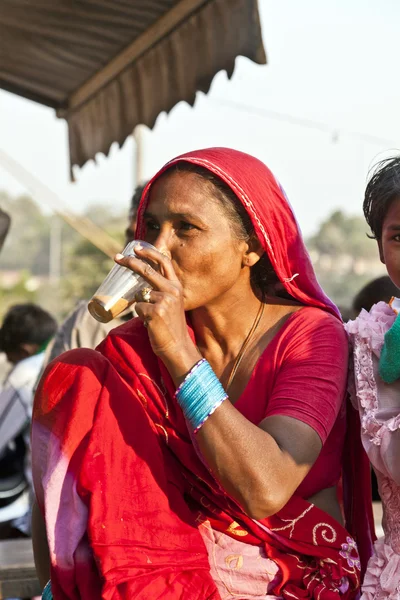 Kvinna dricka te i meena bazaar i delhi — Stockfoto