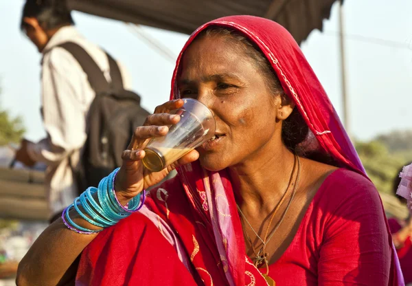 Vrouw het drinken van thee in de meena bazaar in delhi — Stockfoto