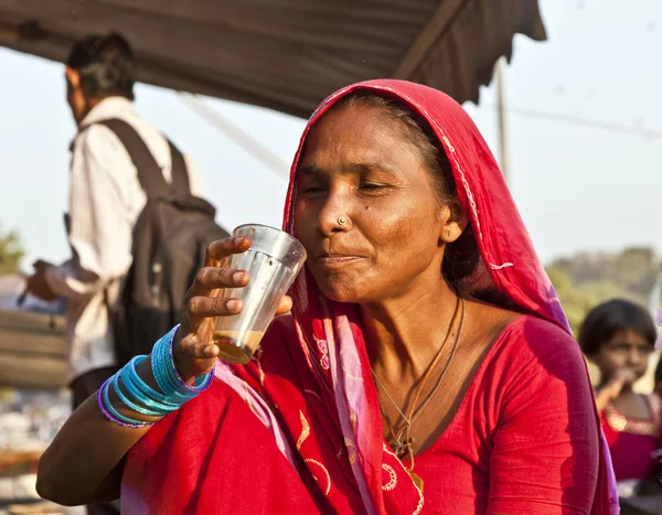 Kvinna dricka te i meena bazaar i delhi — Stockfoto