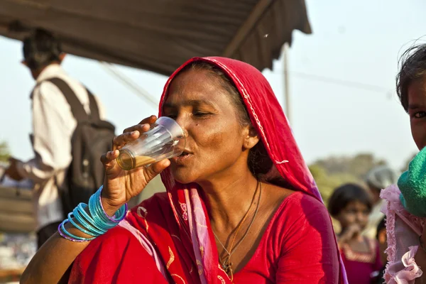Mujer bebiendo té en el bazar Meena en Delhi — Foto de Stock