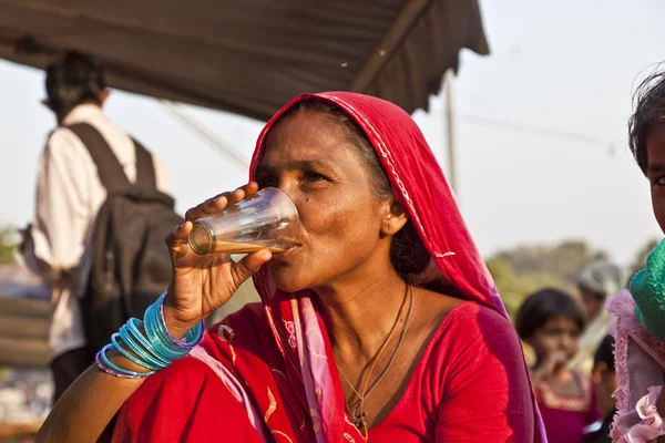 Woman drinking tea in the Meena bazaar in Delhi — Stock Photo, Image