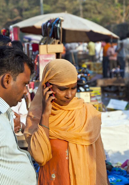 Woman using the mobile in the Meena bazaar in Delhi — Zdjęcie stockowe