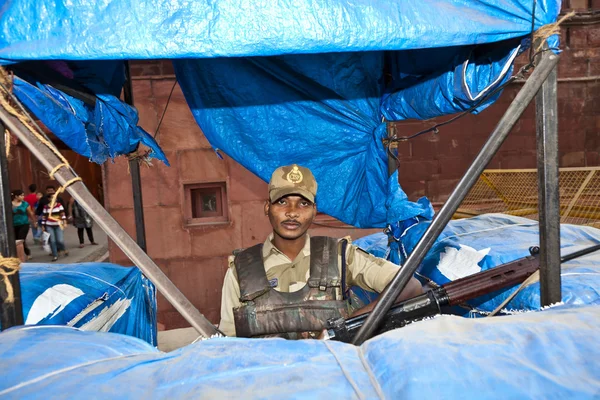 士兵保护在德里红堡 — 图库照片