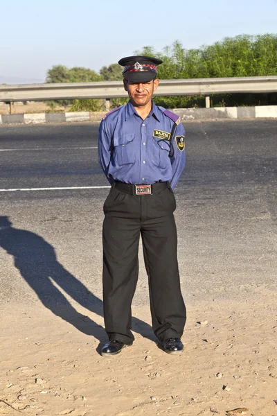 Privé guardin uniform beschermt de parkeerplaats bij de woning — Stockfoto