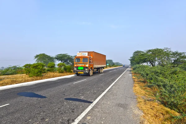 В перегруженных автомобилях на шоссе между Дели и Агра — стоковое фото