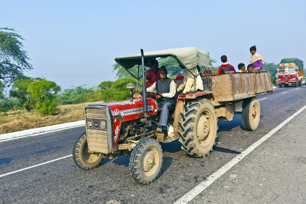 Dans des wagons surchargés sur la route entre Delhi et Agra — Photo