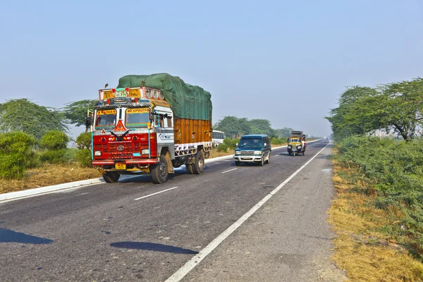 Em carros sobrecarregados na estrada entre Delhi e Agra — Fotografia de Stock