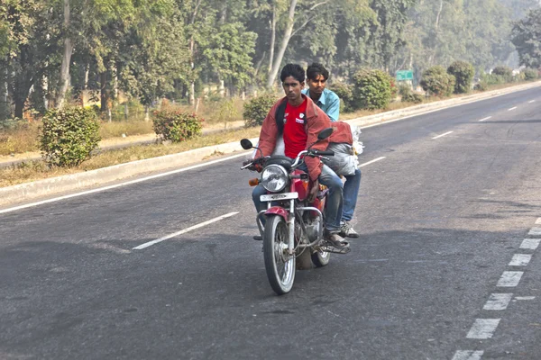 In überladenen autos auf der autobahn zwischen delhi und agra — Stockfoto