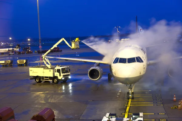 stock image Deicing of the Lufthansa plane