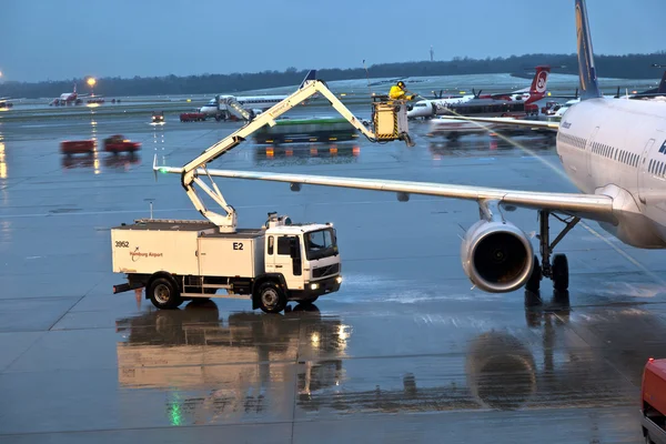 Deicing of the Lufthansa plane — Stock Photo, Image