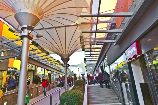 Come fare shopping nel nuovo centro commerciale — Foto Stock