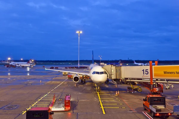 Flugzeuge am Finger im modernen Terminal 2 — Stockfoto