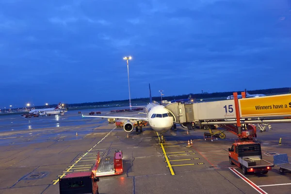 Самолеты у пальца в современном терминале 2 — стоковое фото