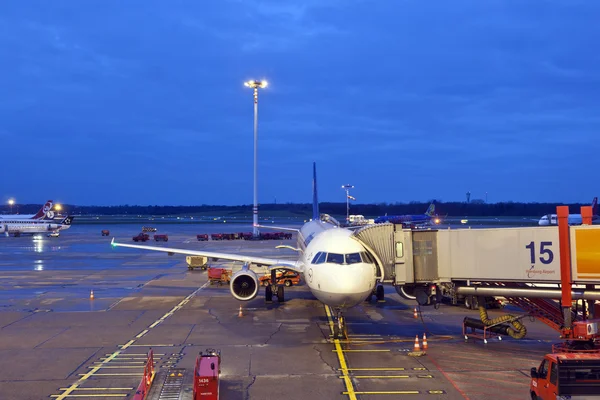 Aviones en el dedo en la moderna Terminal 2 —  Fotos de Stock