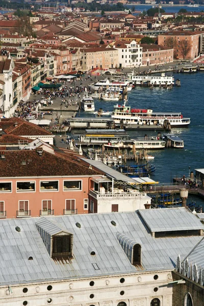 Gondola wharft i molo w plaza san marco — Zdjęcie stockowe