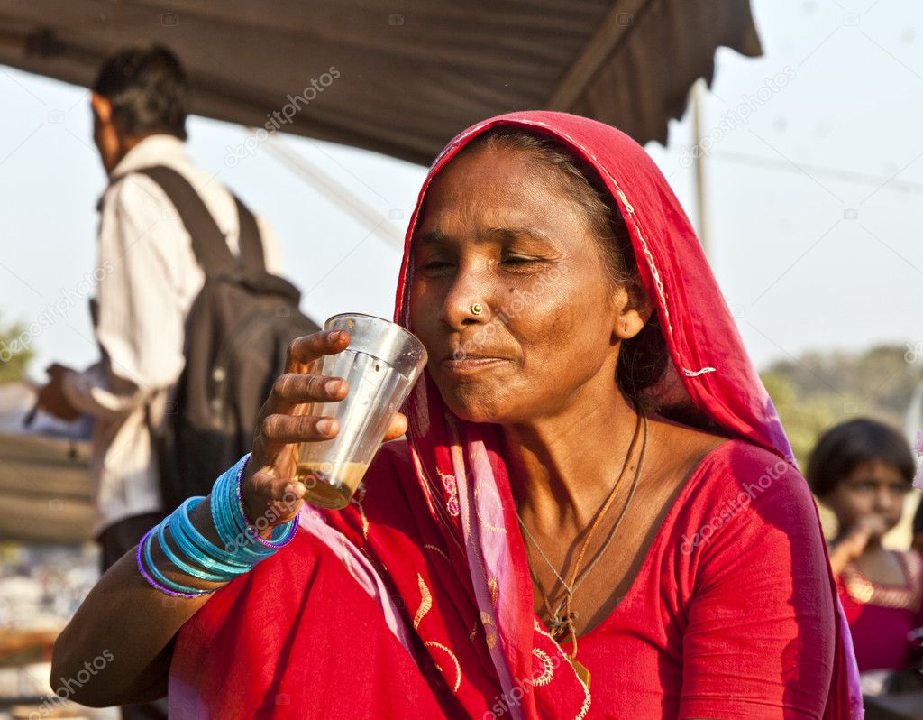 Woman drinking tea in the Meena bazaar in Delhi – Stock Editorial Photo ...