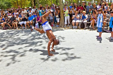 Pil Park'ta sokak performansı