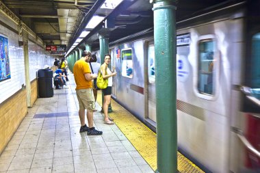 new york istasyonu cen metro istasyonunda tren geldiğinde