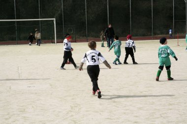 çocuklar futbol Kışın açık bir arena oyun.